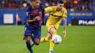 Raphinha em ação com a camisa do Barcelona durante partida.
