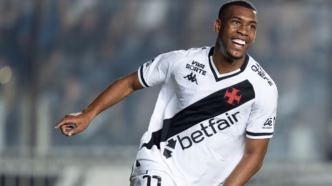 Rayan, atacante do Vasco, comemorando um gol.