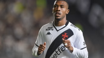 Rayan, jogador do Vasco, em ação durante partida do Brasileirão.