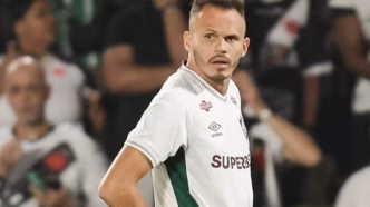 Renê em ação pelo Fluminense contra o Vasco no Maracanã.
