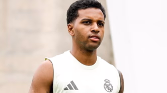 Rodrygo durante treino do Real Madrid, focado em sua performance.