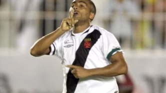 Romário comemora um de seus gols na vitória do Vasco sobre o Fluminense por 2 a 0 no Brasileirão 2005.