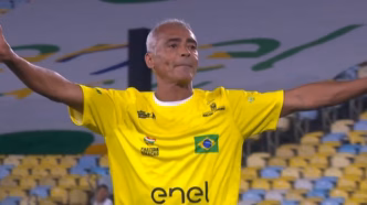 Romário comemora gol em jogo beneficente no Maracanã