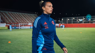 Rosana Augusto, ex-treinadora do futebol feminino do Flamengo, durante partida.