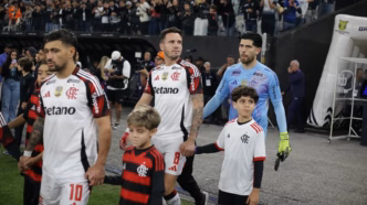 Rossi, Arrascaeta e Saúl em campo durante partida do Flamengo.