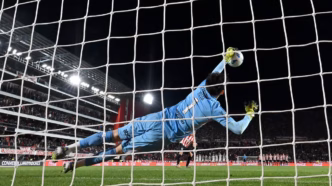 Goleiro Rossi do Flamengo defendendo pênalti em partida anterior pela Libertadores.