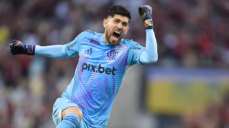 Goleiro Rossi do Flamengo realiza defesa espetacular contra o Racing na semifinal da Libertadores.