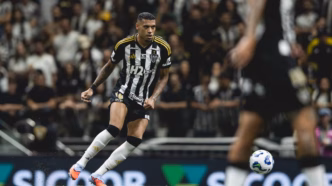 Ruan comemora gol de cabeça pelo Atlético-MG na partida contra o Cruzeiro.