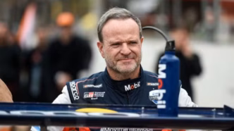 Rubens Barrichello, ícone do automobilismo brasileiro, em ação com seu carro da Nascar Brasil.