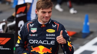 Max Verstappen em ação na Fórmula 1, focado na corrida.