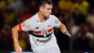 Giuliano Galoppo comemorando um gol pelo River Plate.