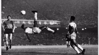 Pelé marcando um gol de bicicleta em uma partida histórica.