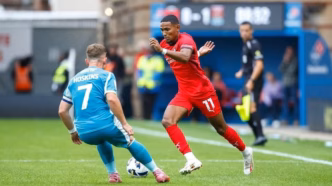 Demetri Mitchell, ex-jogador do Manchester United, atual atleta do Leyton Orient, em foto de perfil.