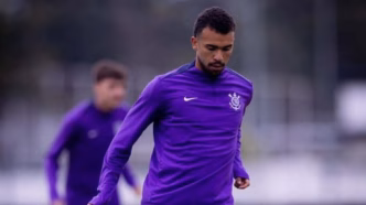 Thomas Lisboa, volante do Sub-20 do Corinthians, treinando com a equipe principal.