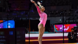 Flávia Saraiva em ação na final da trave no Mundial de Ginástica.