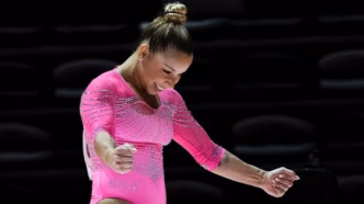 Flávia Saraiva na final da trave do Mundial de Ginástica.