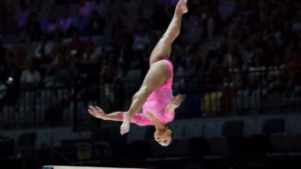 Flávia Saraiva em apresentação na trave no Mundial de Ginástica.