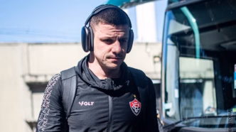 Renato Kayzer em campo pelo Vitória em jogo contra o Vasco