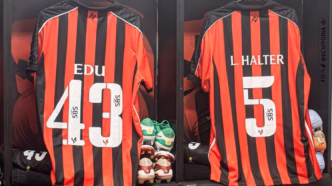 Vestiário do Vitória antes da partida contra o Galo, com a preparação da equipe.