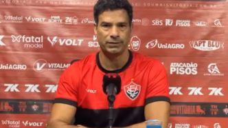 Diretor do Vitória critica arbitragem em jogo contra o Vasco.