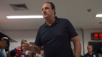 Rogério Ceni discursa para jogadores do Bahia no vestiário da Fonte Nova após vitória contra o Flamengo.