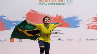 Jogadoras da seleção feminina de futebol de cegos do Brasil celebrando classificação.