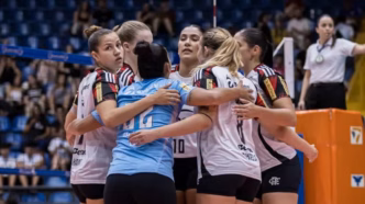 Sesc RJ Flamengo em quadra durante partida de vôlei feminino.