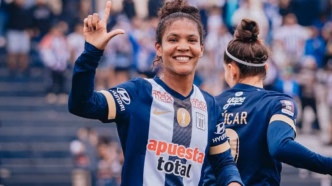 Silvani, jogadora brasileira do Alianza Lima, em ação na Libertadores Feminina.