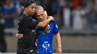 Diego Tardelli comemora gol em amistoso entre Atlético-MG e Cruzeiro no Mineirão.