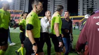 Árbitro Raphael Claus em campo durante a partida entre Sport e Fluminense pelo Brasileirão.