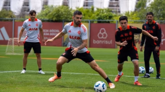 Treino do Internacional com jogadores em campo, preparando-se para jogos decisivos.