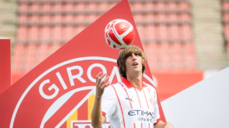 Marc Bernal em treinamento, jovem promissor do Barcelona.