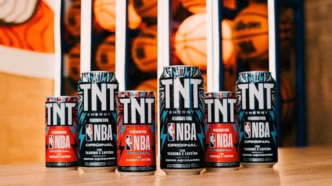 Logo da NBA e da TNT Energy Drink em lata de energético para promoção no Brasil.