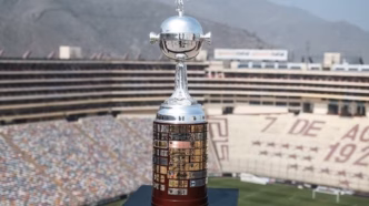 Taça da Copa Libertadores em destaque, símbolo da principal competição de clubes da América do Sul.