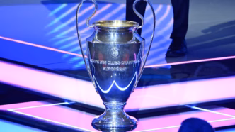 Taça da Champions League, símbolo da principal competição de clubes da Europa, em destaque antes de partida entre Barcelona e PSG.