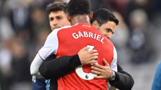 Mikel Arteta abraça Gabriel Magalhães após vitória do Arsenal sobre o Newcastle na Premier League.