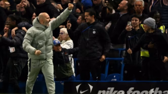 Enzo Maresca, técnico do Chelsea, comemora intensamente o gol marcado por Estêvão em partida contra o Liverpool.