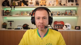 Tiago Leifert em uma transmissão ao vivo em seu canal pessoal discutindo futebol.