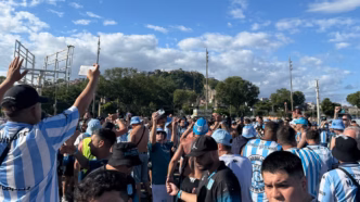 Torcedores do Racing cantam e celebram no Terreirão do Samba antes do jogo contra o Flamengo pela Libertadores.