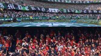 Torcida em clássico entre Coritiba e Athletico no Couto Pereira, com destaque para as cores dos times.