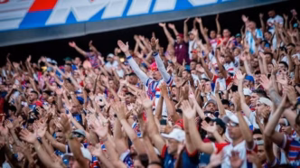 Torcida vibrante do Fortaleza em jogo no estádio.