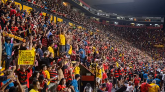 Torcida do Sport empolgada durante partida no estádio.