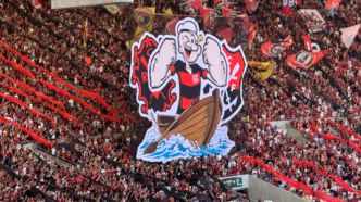 Torcida do Flamengo vibra no Maracanã durante jogo da Libertadores.