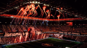 Torcida do Atlético-MG em festa na Arena MRV, vibrando com o time.