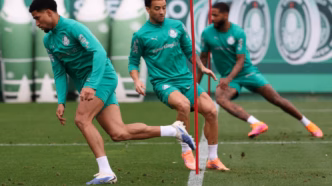 Jogadores do Palmeiras em treinamento na Academia de Futebol, com foco na preparação para o próximo jogo.