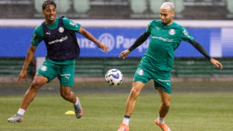 Treino do Palmeiras no Allianz Parque, com foco na preparação para o jogo.
