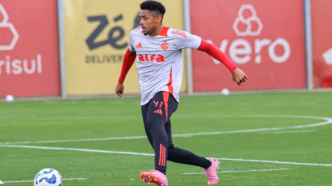 Victor Gabriel, lateral do Internacional, em campo.