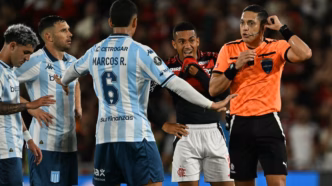 O árbitro Jesús Valenzuela apita a partida entre Flamengo e Racing pela semifinal da Libertadores.