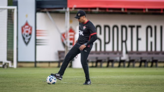 Jair Ventura em treino do Vitória, comandando a equipe antes da partida contra o Vasco.