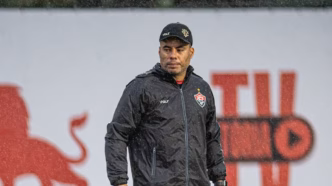 Jair Ventura comanda treino do Vitória na Toca do Leão